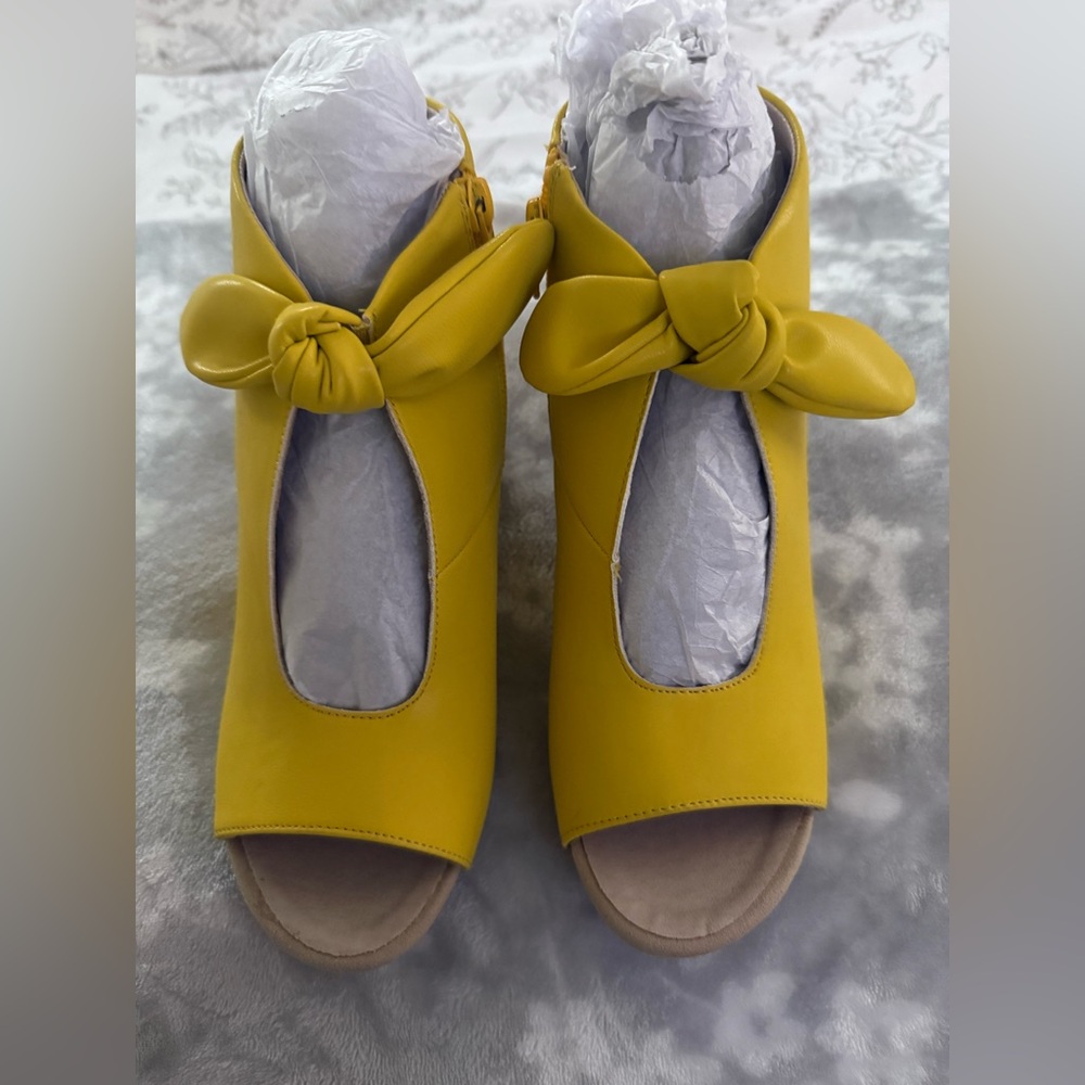Yellow Women's Open-Toe Bow Sandals